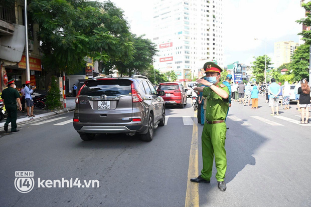 Ảnh: Người dân Hà Nội đội nắng xếp hàng mua bánh trung thu Bảo Phương - Ảnh 7.