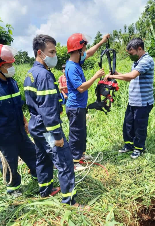 Đồng Nai: Người đàn ông rơi xuống giếng hoang sâu 20 m - Ảnh 1.