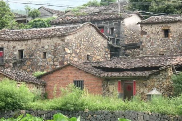 Ngôi làng cổ hơn 200 tuổi làm bằng loại vật liệu cực đặc biệt - Ảnh 1.