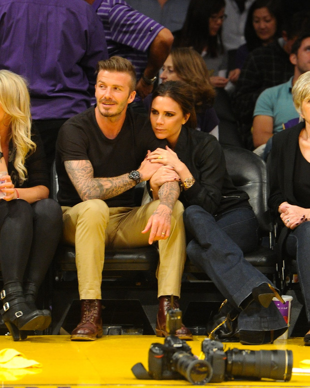 David Beckham gây sốt MXH: 20 năm rồi vẫn sẵn sàng quỳ gối làm cho bà xã điều này, bảo sao được gọi là ông chồng quốc dân - Ảnh 3.