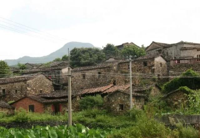 Ngôi làng cổ hơn 200 tuổi làm bằng loại vật liệu cực đặc biệt - Ảnh 2.