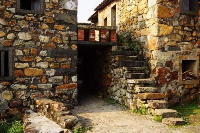 Ngôi làng cổ hơn 200 tuổi làm bằng loại vật liệu cực đặc biệt - Ảnh 8.