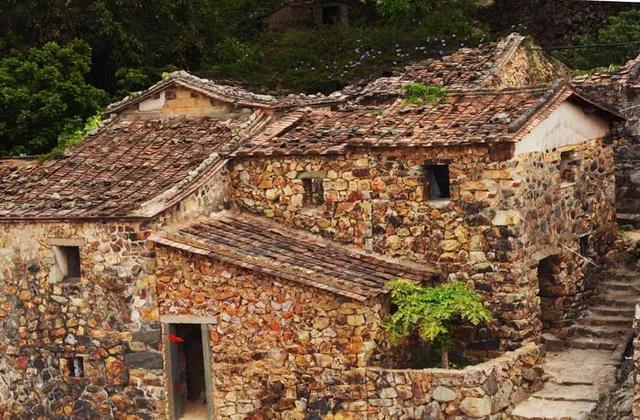 Ngôi làng cổ hơn 200 tuổi làm bằng loại vật liệu cực đặc biệt - Ảnh 9.
