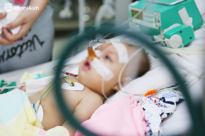 Cân não giành sự sống cho hàng trăm em bé F0 nguy kịch ở bệnh viện tuyến cuối điều trị Covid-19 - Ảnh 2.