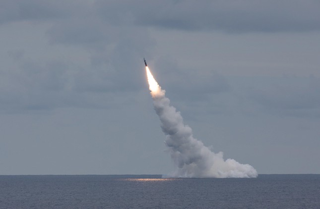 Mỹ phóng thử hai tên lửa đạn đạo từ tàu ngầm giữa lúc căng thẳng với Trung Quốc - Ảnh 3.