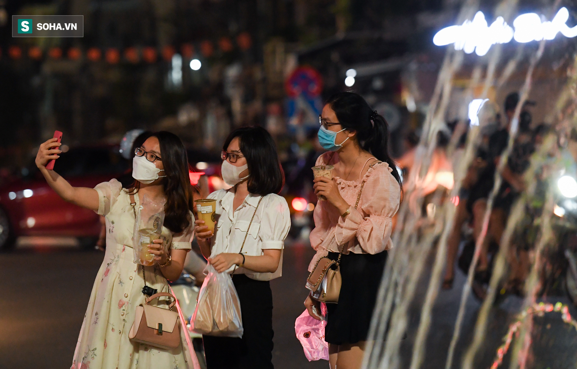 Dòng xe đông như hội nối đuôi nhau trên nhiều tuyến phố trung tâm thủ đô đêm Trung thu - Ảnh 8.