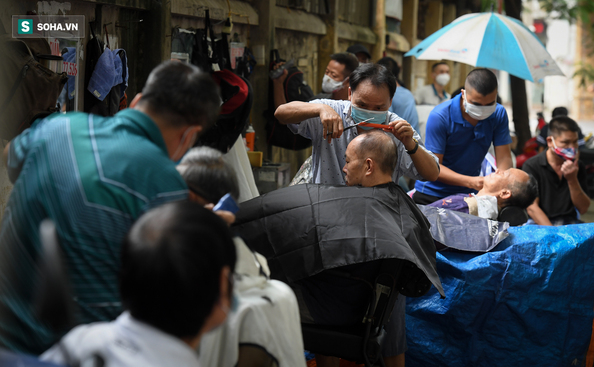 Không thể chờ đợi, người Hà Nội chui qua chốt đổ xô đi cắt tóc, sửa xe - Ảnh 4.
