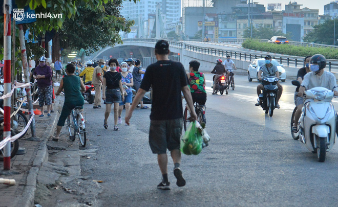 Ảnh: Hà Nội vừa nới lỏng giãn cách xã hội, người dân ra đường từ tờ mờ sáng, chợ dân sinh tấp nập người mua kẻ bán - Ảnh 5.