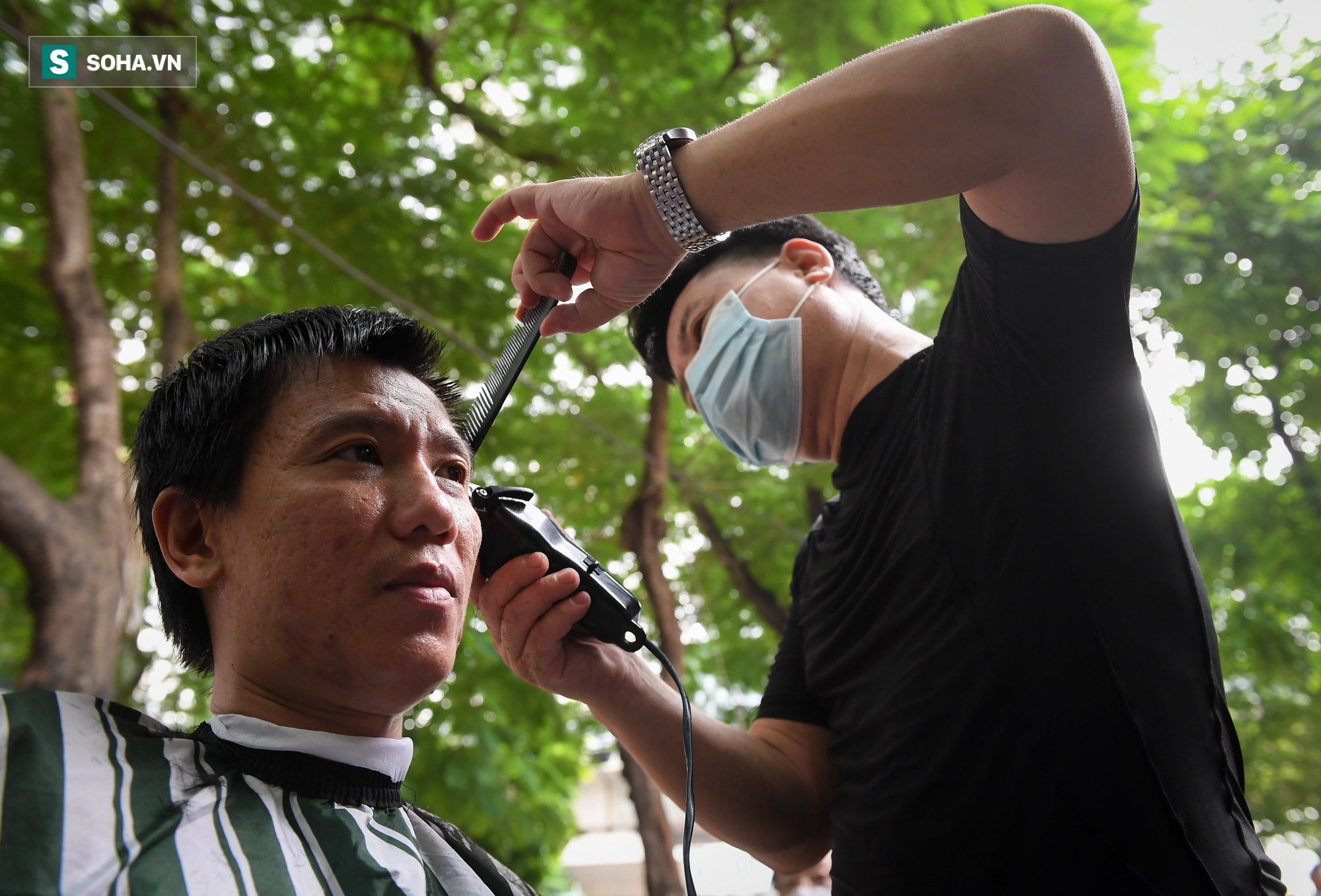 Không thể chờ đợi, người Hà Nội chui qua chốt đổ xô đi cắt tóc, sửa xe - Ảnh 6.