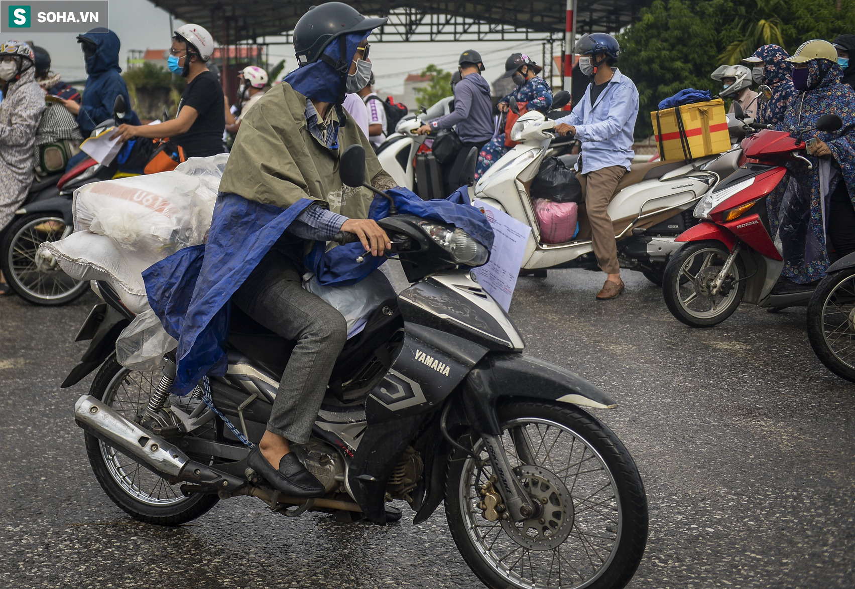 Đi xe máy hơn 1.500km ra Hà Nội, 2 bố con ăn ngủ tại chốt Cầu Giẽ chờ người đưa đi cách ly - Ảnh 6.