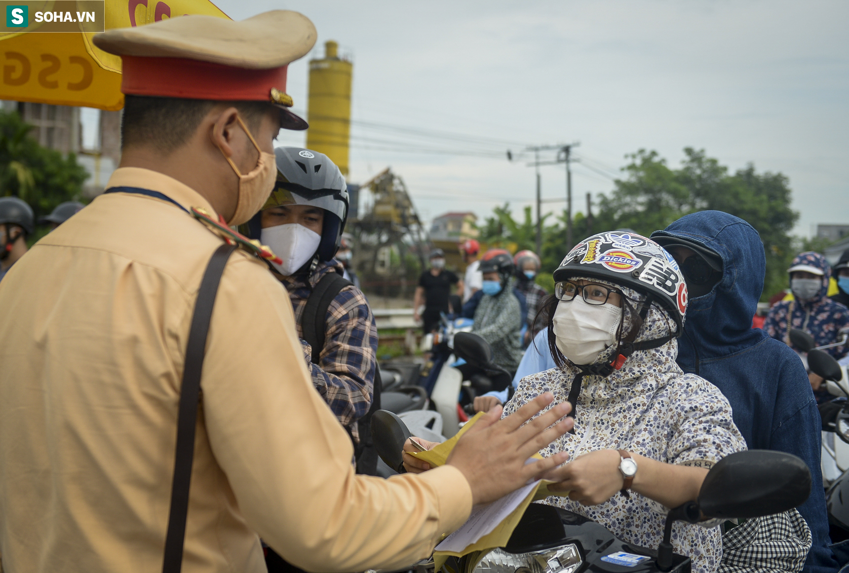 Đi xe máy hơn 1.500km ra Hà Nội, 2 bố con ăn ngủ tại chốt Cầu Giẽ chờ người đưa đi cách ly - Ảnh 7.