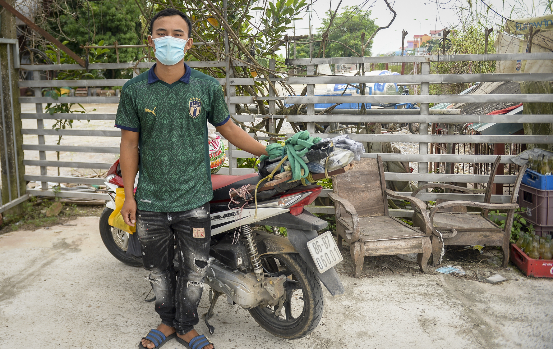 Đi xe máy hơn 1.500km ra Hà Nội, 2 bố con ăn ngủ tại chốt Cầu Giẽ chờ người đưa đi cách ly - Ảnh 8.