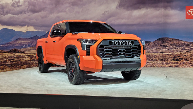 Đây là Toyota Tundra TRD Pro - Bán tải full đồ chơi đấu Ford F-150 Raptor - Ảnh 1.