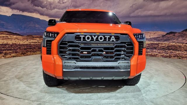 Đây là Toyota Tundra TRD Pro - Bán tải full đồ chơi đấu Ford F-150 Raptor - Ảnh 2.