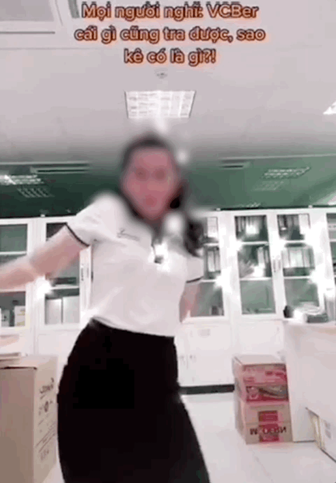 Cô gái mặc đồng phục Vietcombank tung clip trả lời sao kê TT có chuẩn không, khuyến mãi thêm điệu nhảy cực dẻo - Ảnh 2.