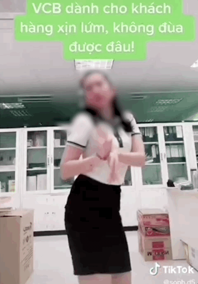 Cô gái mặc đồng phục Vietcombank tung clip trả lời sao kê TT có chuẩn không, khuyến mãi thêm điệu nhảy cực dẻo - Ảnh 3.