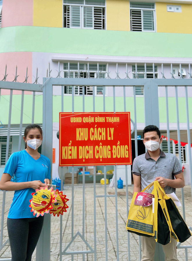 Ngọc Trinh ghi điểm vì khoảnh khắc đầy giản dị, Tiểu Vy và HHen Niê tất bật làm thiện nguyện mùa trăng rằm - Ảnh 6.