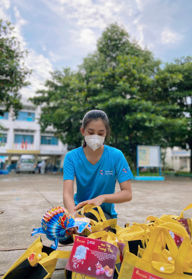 Ngọc Trinh ghi điểm vì khoảnh khắc đầy giản dị, Tiểu Vy và HHen Niê tất bật làm thiện nguyện mùa trăng rằm - Ảnh 7.