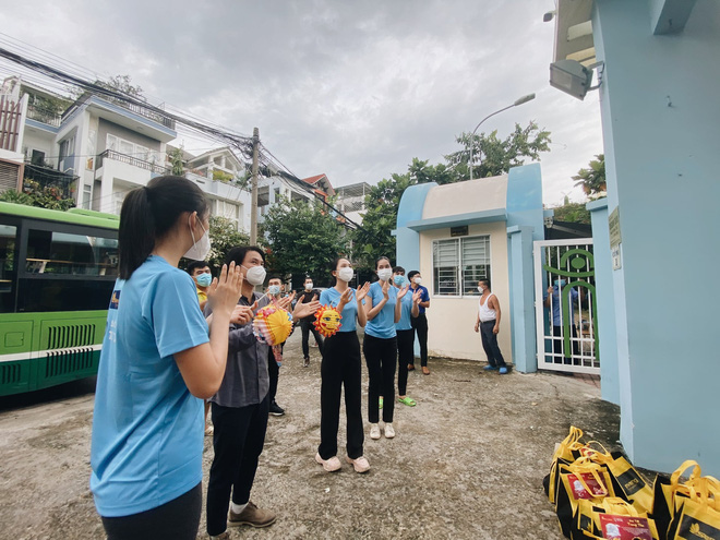 Ngọc Trinh ghi điểm vì khoảnh khắc đầy giản dị, Tiểu Vy và HHen Niê tất bật làm thiện nguyện mùa trăng rằm - Ảnh 8.