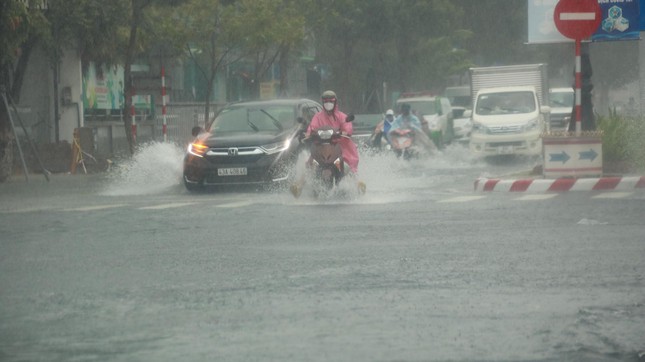 Áp thấp nhiệt đới có khả năng mạnh lên thành bão, ảnh hưởng các tỉnh miền Trung từ tối nay - Ảnh 1.