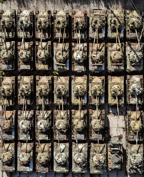 Hình ảnh hàng nghìn thiết bị quân sự gỉ sét, vô hồn bị bỏ rơi tại Nga - Ảnh 6.