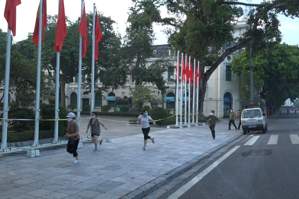 CDC Hà Nội: Người dân chỉ ra đường khi thật sự cần thiết chứ không phải để đi tập thể dục, đi dạo - Ảnh 2.