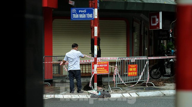 Hà Nội phong tỏa một đoạn phố liên quan ca cộng đồng mới. TP.HCM đưa người lao động từ các tỉnh, thành quay lại làm việc - Ảnh 1.