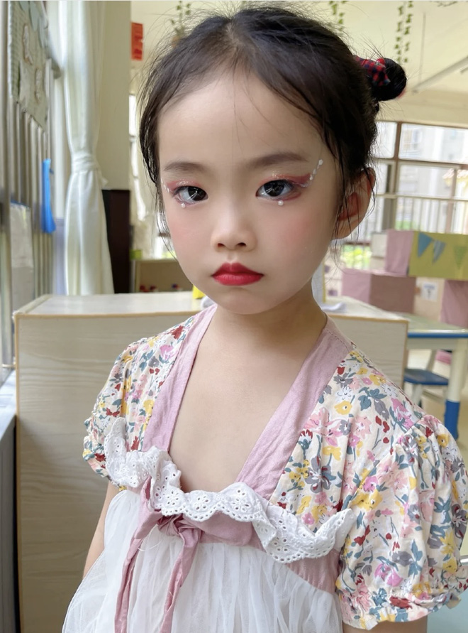 Bé gái 5 tuổi chốt đơn ầm ầm với gương mặt học sinh, phong thái phụ huynh: Sự thật phũ phàng phía sau các beauty blogger bị chín ép - Ảnh 3.