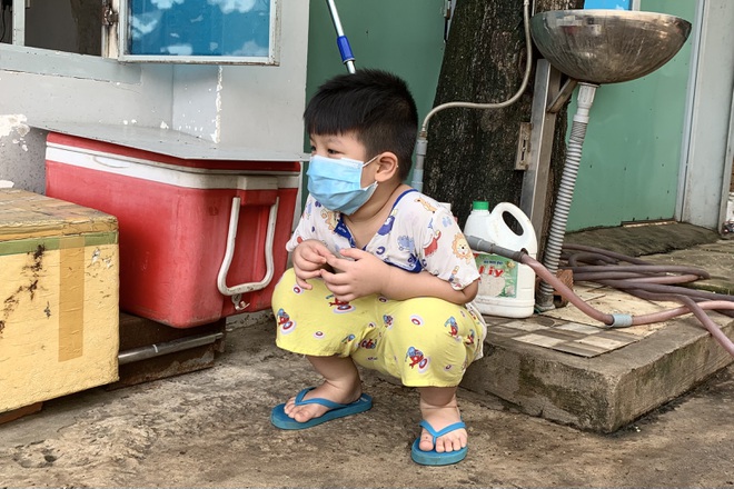 Mẹ mất, ba vẫn đang trong tù, bé trai 5 tuổi ôm điện thoại tìm hình bóng người thân: Mẹ con mất rồi à - Ảnh 2.