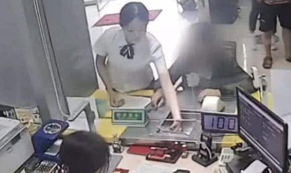 Tìm thấy tấm phiếu cũ trong tủ quần áo của cha, thử đem ra ngân hàng, người phụ nữ bất ngờ trước những gì nhận được - Ảnh 4. Tìm thấy tấm phiếu cũ trong tủ quần áo của cha, thử đem ra ngân hàng, người phụ nữ bất ngờ trước những gì nhận được - Ảnh 4.