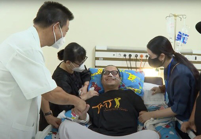 Nghệ sĩ Trần Mạnh Tuấn cai máy thở, giành lại sự sống sau hơn 1 tháng cấp cứu - Ảnh 2.