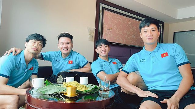 Tổ cãi cùn đội tuyển Việt Nam họp mặt bên ly cafe sáng, thưởng thức cốm khi Hà Nội vào thu - Ảnh 1.