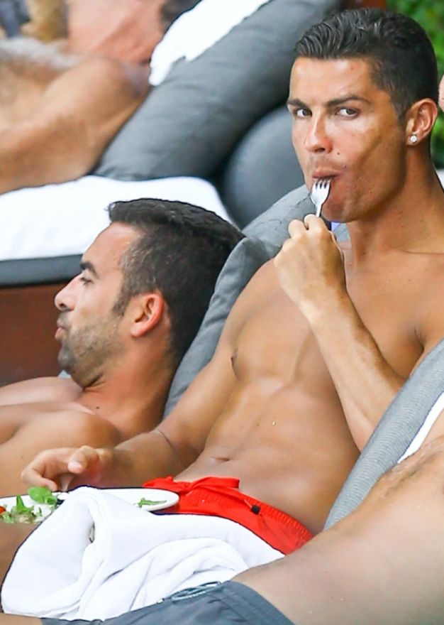 Ronaldo cập nhật món ăn yêu thích cho đầu bếp MU, một vài đồng đội chỉ còn biết lắc đầu lè lưỡi - Ảnh 2.