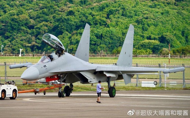 Lộ diện máy bay tác chiến điện tử J-16D của Trung Quốc, đối thủ của Boeing EA-18G - Ảnh 1.