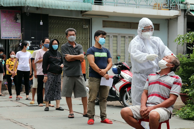 Hà Nam phát hiện thêm 51 ca dương tính; cô gái 22 tuổi lừa bán suất tiêm vắc xin Covid-19 lấy gần 100 triệu đồng - Ảnh 1.