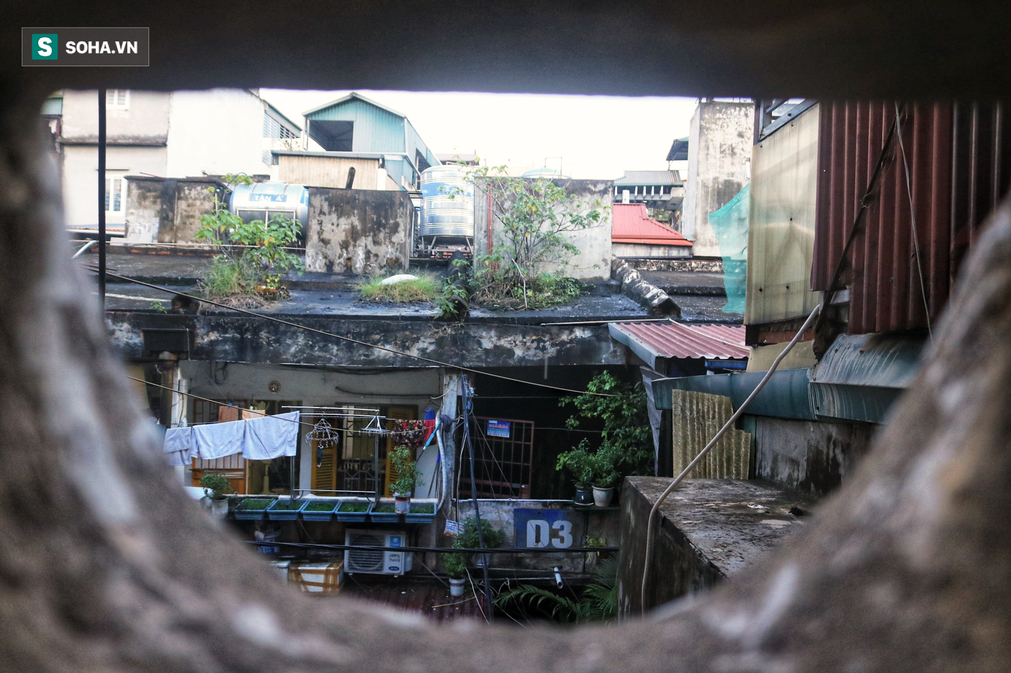 Cận cảnh 4 khu tập thể cấp độ nguy hiểm tại Hà Nội: Lấy chậu hứng nước mưa, đi vệ sinh phải đội nón - Ảnh 8.