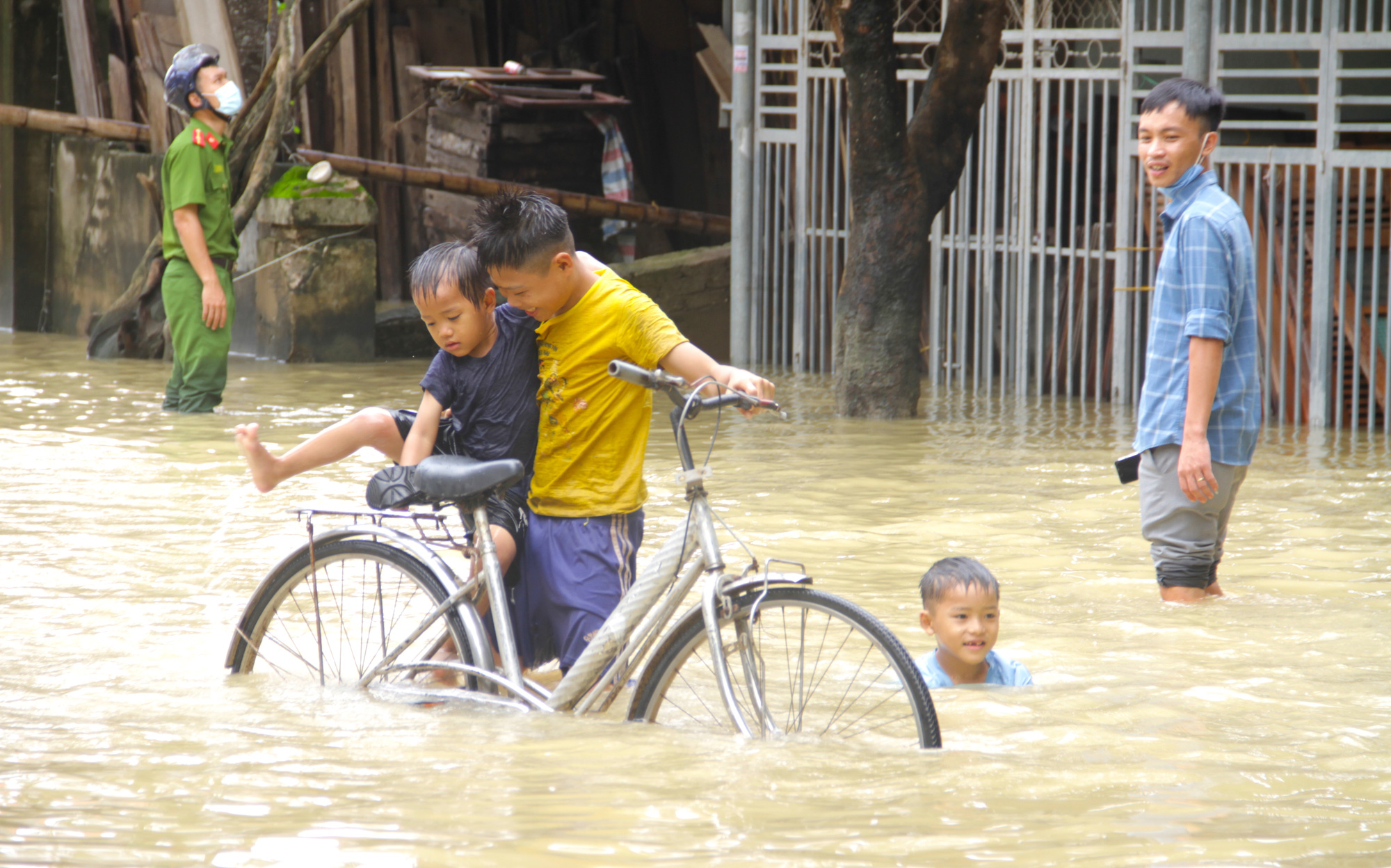 Cận cảnh rốn lũ ở Nghệ An, nơi hơn 3000 hộ dân vẫn đang ngập chìm trong nước 3 ngày qua - Ảnh 8.