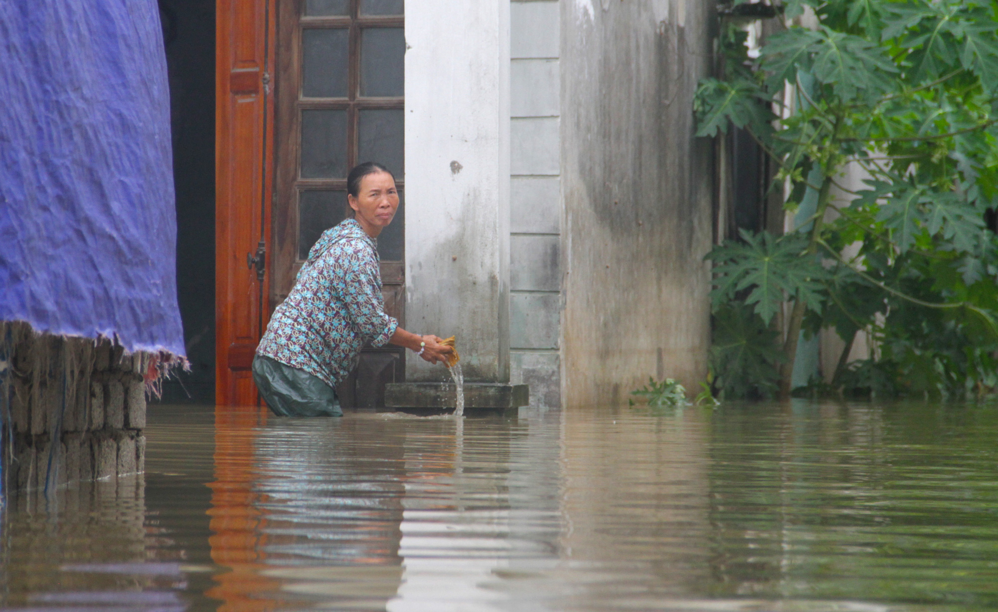 Cận cảnh rốn lũ ở Nghệ An, nơi hơn 3000 hộ dân vẫn đang ngập chìm trong nước 3 ngày qua - Ảnh 10.