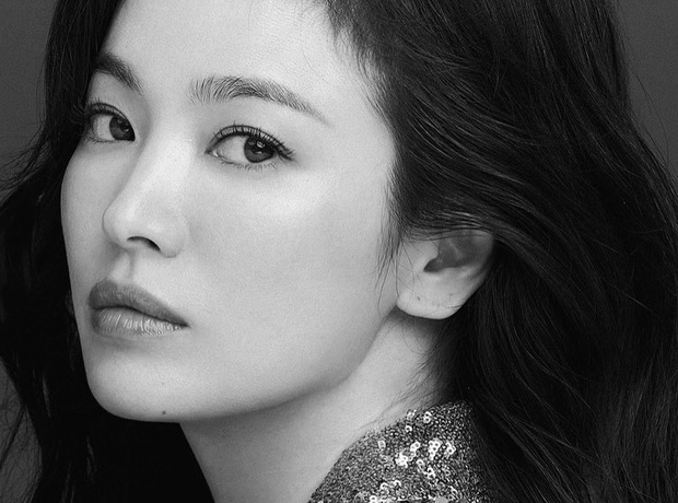 Chỉ với 2 bức ảnh trắng đen, Song Hye Kyo đã phô diễn được toàn bộ cái gọi là nữ thần nhan sắc của các nữ thần - Ảnh 2.