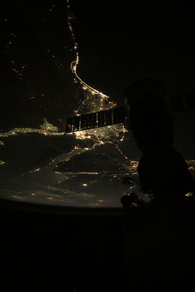 Cứ lên trạm vũ trụ ISS là sẽ chụp được ảnh Trái Đất đẹp lung linh? Thực tế không dễ như bạn nghĩ đâu - Ảnh 2.