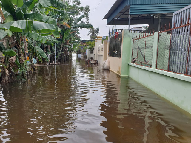 Hình ảnh đặc biệt: Người dân Thanh Hóa dùng tấm xốp làm thuyền đưa con đi học - Ảnh 1.