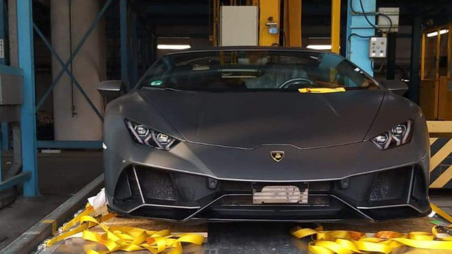 Lamborghini Huracan EVO đầu tiên cập bến Việt Nam: Màu sơn hàng hiếm, nội thất cho thấy độ chơi hết nấc của đại gia sở hữu - Ảnh 1.
