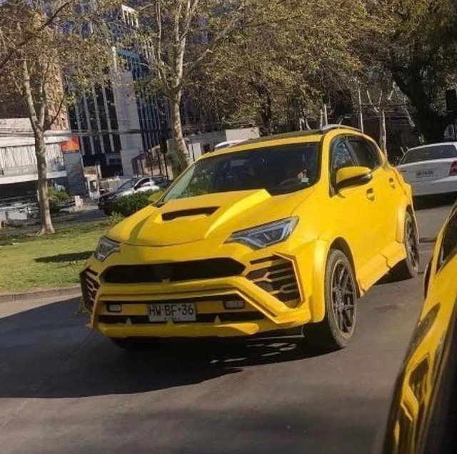 Lamboyota URAV4 - Khi bạn thích Lamborghini Urus mà chỉ đủ tiền mua Toyota RAV4 - Ảnh 1.