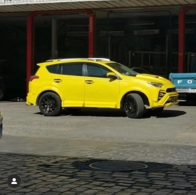 Lamboyota URAV4 - Khi bạn thích Lamborghini Urus mà chỉ đủ tiền mua Toyota RAV4 - Ảnh 3.