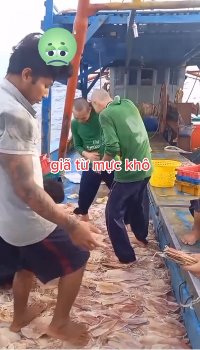 Cảnh làm mực khô trên biển khiến dân tình tranh cãi vì quá mất vệ sinh, ai hay ăn tốt nhất đừng nên xem - Ảnh 3.