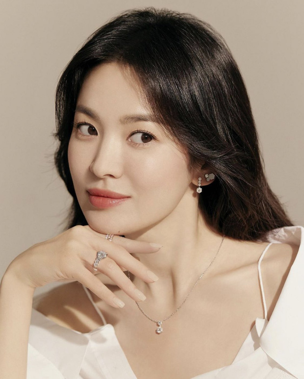 Chỉ với 2 bức ảnh trắng đen, Song Hye Kyo đã phô diễn được toàn bộ cái gọi là nữ thần nhan sắc của các nữ thần - Ảnh 4.