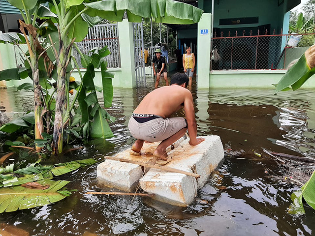 Hình ảnh đặc biệt: Người dân Thanh Hóa dùng tấm xốp làm thuyền đưa con đi học - Ảnh 5.