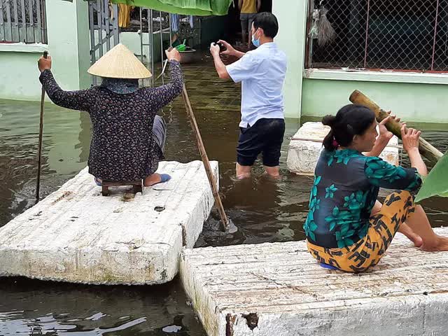 Hình ảnh đặc biệt: Người dân Thanh Hóa dùng tấm xốp làm thuyền đưa con đi học - Ảnh 6.