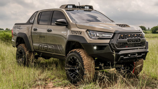 Toyota Hilux độ đầy thuyết phục, đối chọi Ford Ranger Raptor - Ảnh 1.