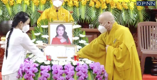 Chạnh lòng khoảnh khắc con gái nuôi của Phi Nhung thay mẹ nhận bằng tuyên dương trong lễ cầu siêu - Ảnh 2.